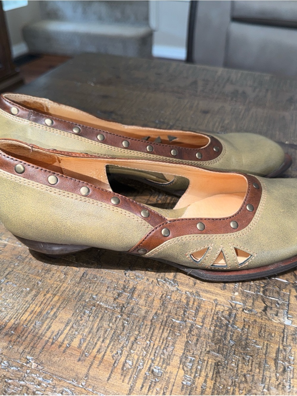 John Fluevog Shoes Women's 10 Green Leather  Kitten Heel Rivets #J5175 Made EU